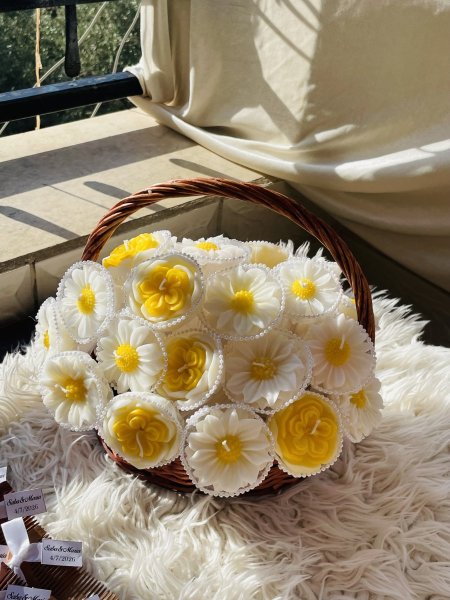 توزيعة شمع ورود متنوعه🌷